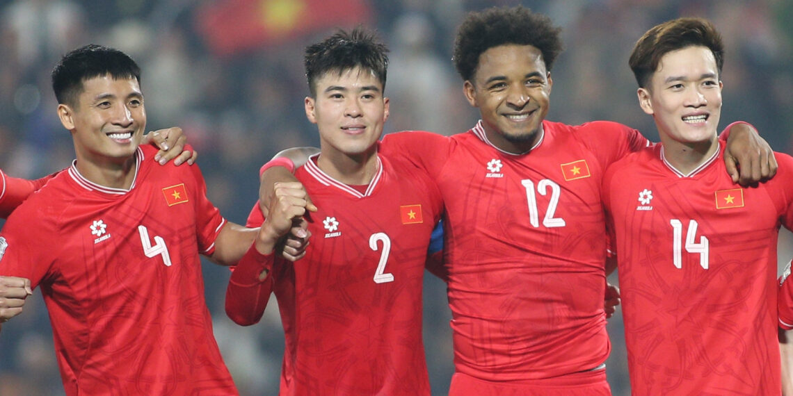 tuyen viet nam dau malaysia hlv kim sang sik tung chieu bat ngo 2718.jpg