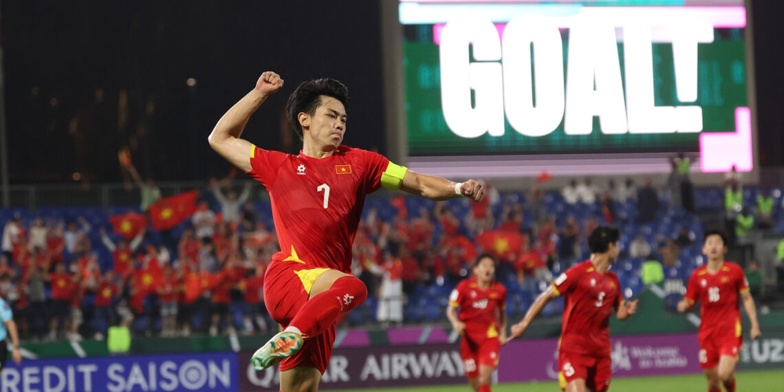 tuyen viet nam dau malaysia vi dau hlv kim sang sik ap luc 1483.jpg