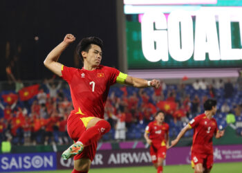 tuyen viet nam dau malaysia vi dau hlv kim sang sik ap luc 1483.jpg