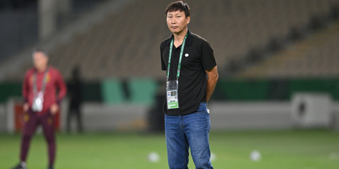 tuyen viet nam doi mat bao chan thuong hlv kim sang sik xoay xo the nao 3086.jpg