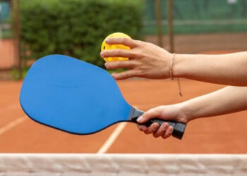 vo tui nguc khi choi pickleball bac si noi dieu hiem gap 2566.jpg