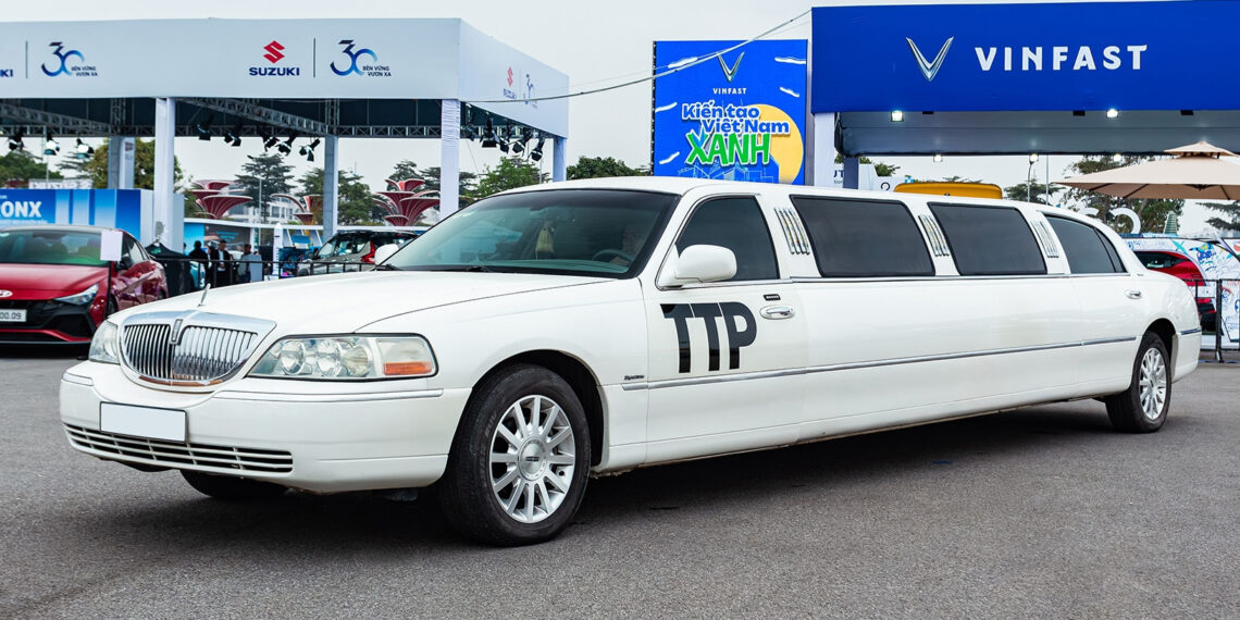 Xe siêu sang Lincoln dài gần 9 mét cực hiếm bán giá rẻ ngang Toyota Camry xe sieu sang lincoln dai gan 9 met cuc hiem ban gia re ngang toyota camry 1547.jpg