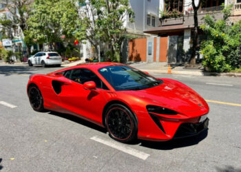 Siêu xe McLaren Artura Coupe đầu tiên lên sàn xe cũ: Lăn bánh 1.800km, "lỗ" hơn 3 tỷ đồng xehay mclaren artura 230226 1.jpg