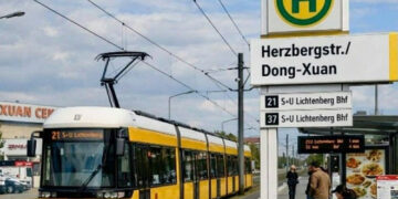 xuat hien ben tau dien mang ten dong xuan o duc 1375.jpg