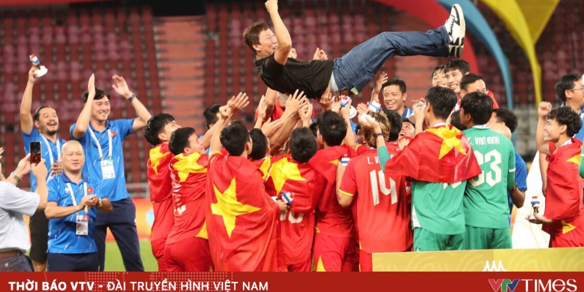 Bóng đá Việt Nam và dấu ấn HLV Kim Sang-Sik: Thành công không tới từ những phép màu z7366678419249 013d8bfb6a0b02f44f4b6bad87848c66 80105361437324379823007 41068054744779648765353.jpg