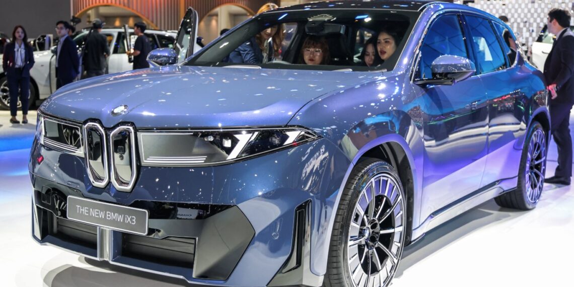 BMW iX3 2026 cập bến ĐNÁ: SUV điện sạc đầy chạy 805 km, giá quy đổi 2,9 tỷ đồng, chờ về Việt Nam 2026 bims bmw ix3 jpg.17731.jpeg