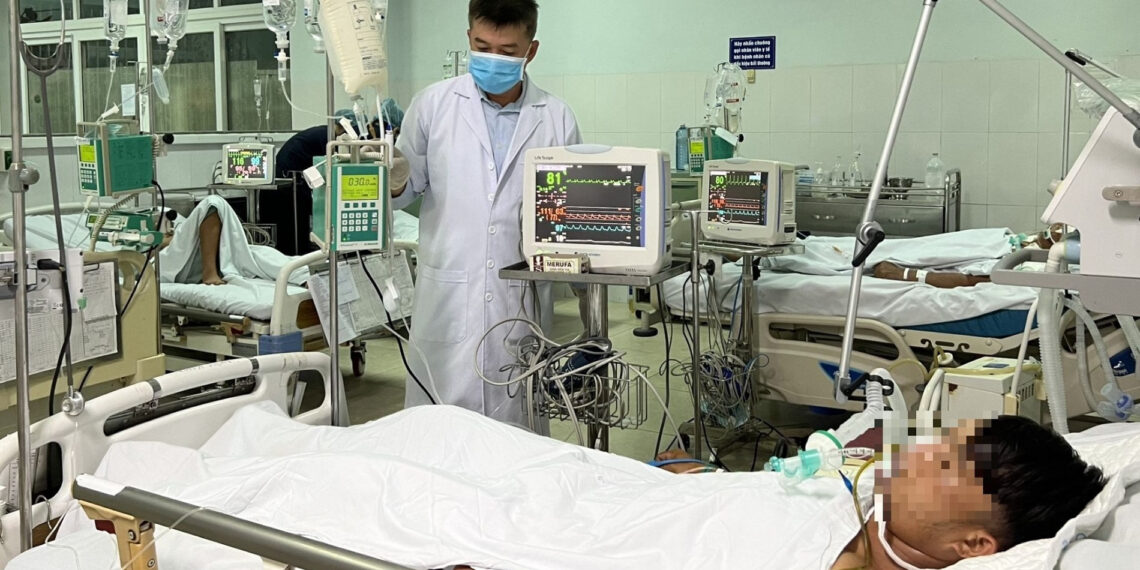 3 nguoi cung nha nghi ngo doc sau khi an ca u chua 1 ca hon me 2006.jpg