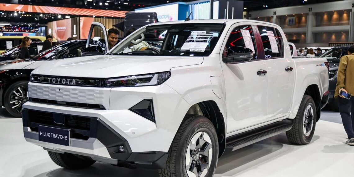 Toyota Hilux thế hệ mới ra mắt tại BIMS 2026: Bản EV đi được 240km/sạc, khả năng lội nước sâu 700 mm 3201774433454 toyota hilux the he moi ra mat tai bims 2026 anhdaidien.jpg