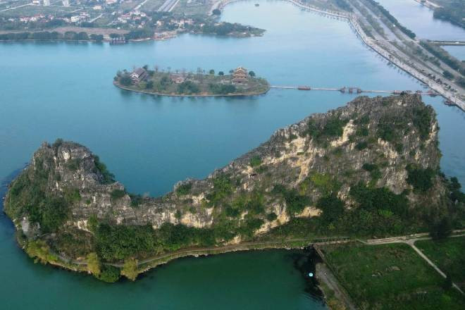 Ngọn núi hình cá voi nằm trong hồ nước xanh như ngọc ở Ninh Bình hút du khách anhdd 7 3334.jpg