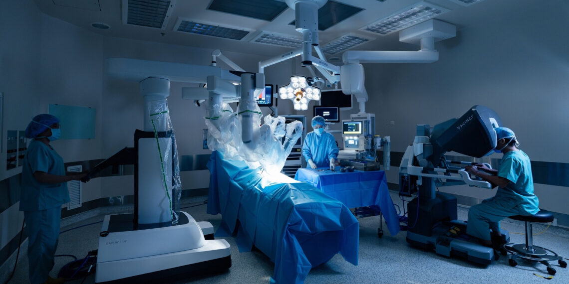 bac si fv dieu khien robot da vinci xi boc tron khoi u thuc quan lon nam sat tim 1059.jpg