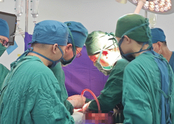 bac si truong khoa hien mau phau thuat cuu nguoi dan ong nguy kich 1507.png