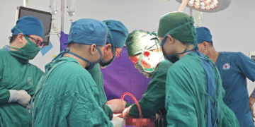 bac si truong khoa hien mau phau thuat cuu nguoi dan ong nguy kich 1507.png