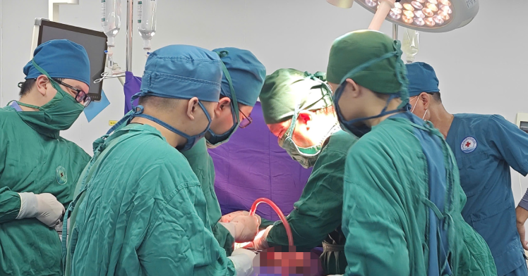 Bác sĩ trưởng khoa hiến máu, phẫu thuật cứu người đàn ông nguy kịch bac si truong khoa hien mau phau thuat cuu nguoi dan ong nguy kich 1507.png