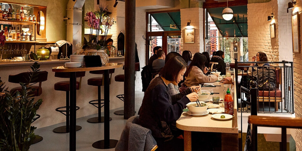 Quán Việt ở Anh bán phở bò 550.000 đồng/bát, đông khách suốt 24 năm bat dong khach suot 24 nam 1386.jpg