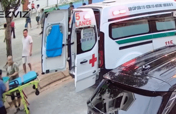 be con di dao bac si kip thoi cuu nguoi bat tinh tren san bong chuyen 1845.gif