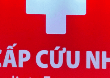 be gai 6 tuoi khong con co hoi song sau khi bi cho can vao ngon tay 1854.png