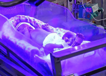 be trai chao doi 30 gio da phai bao dong do thay mau khan 221.png