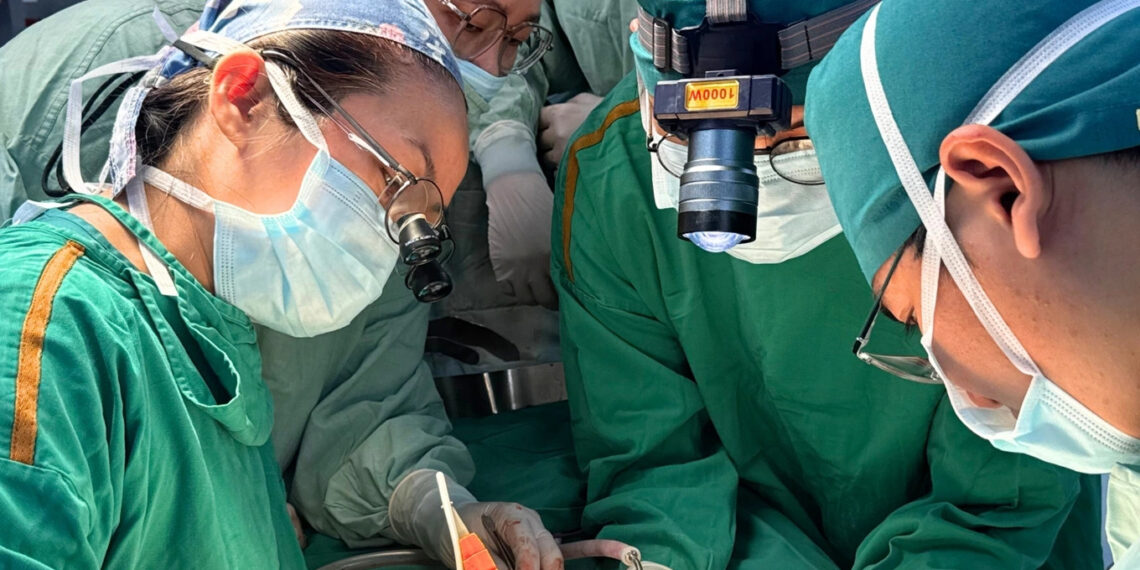 be trai co khoi u quai 13kg hiem gap 719.webp.jpeg