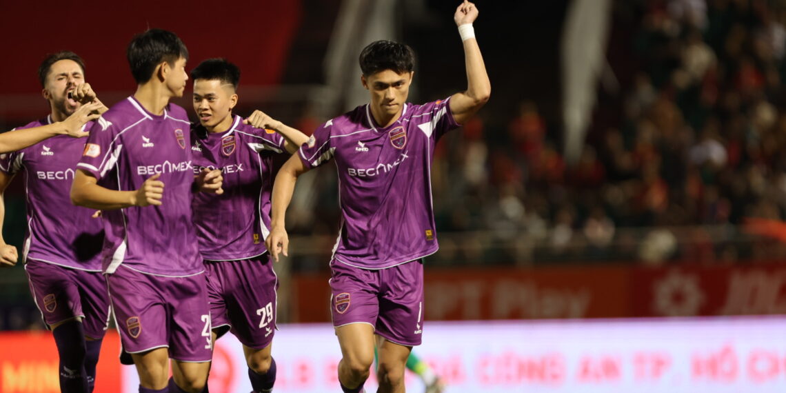 HLV của Becamex TP HCM chỉ cách trở thành "vua sân khách" becamex tp hcm 0103230428.jpg