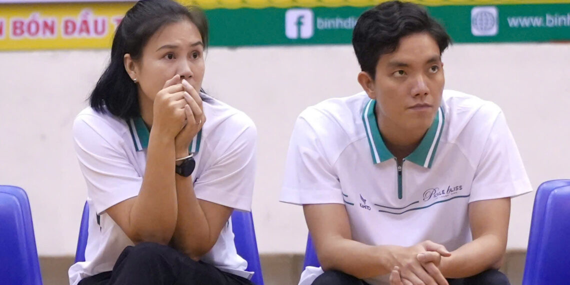 Bích Tuyền tái xuất, trầm ngâm bên Hoa khôi bóng chuyền Kim Huệ