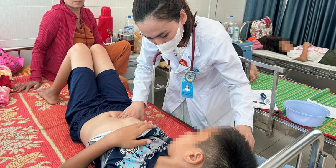 Bộ Y tế vào cuộc vụ 19 người nhập viện sau ăn bánh mỳ ở Quảng Ngãi