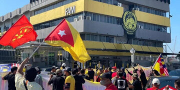 bong da malaysia hon loan cdv la o truoc tru so fam 1638.jpg