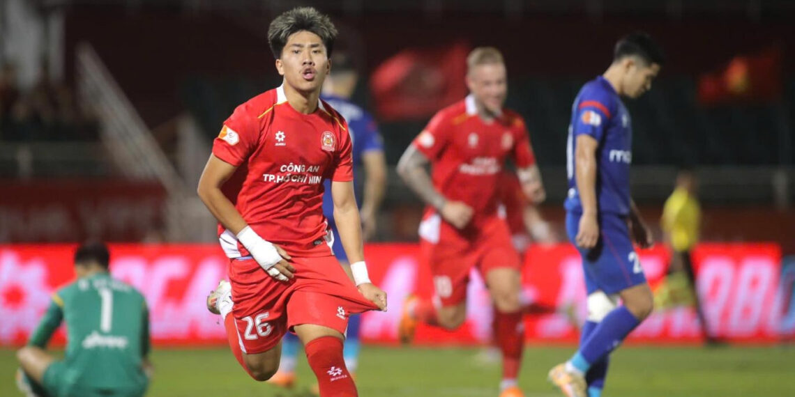 cau thu viet kieu khoa ngo che mo tien linh ca tphcm bo tui 3 diem 3604.jpg