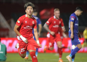 cau thu viet kieu khoa ngo che mo tien linh ca tphcm bo tui 3 diem 3604.jpg