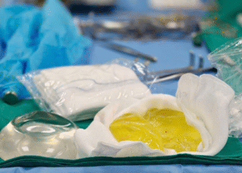 Cô gái trẻ tá hỏa vì túi ngực bỗng nhiên vỡ nát Cô gái trẻ tá hỏa vì túi ngực bỗng nhiên vỡ nát