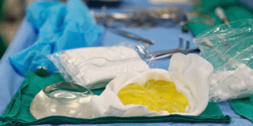 Cô gái trẻ tá hỏa vì túi ngực bỗng nhiên vỡ nát