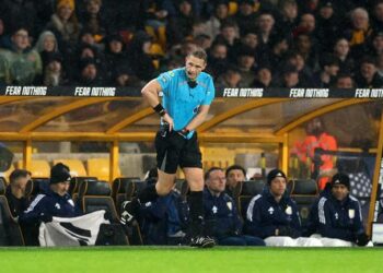 Trọng tài đột ngột dừng trận đấu Premier League không rõ nguyên nhân craig pawson 2802102129.jpg