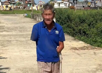 cu ong phai di cap cuu sau khi kep con ran can minh ve nha 3237.jpg