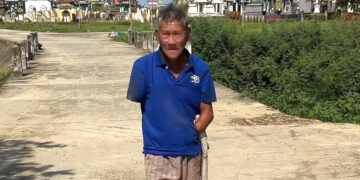 cu ong phai di cap cuu sau khi kep con ran can minh ve nha 3237.jpg