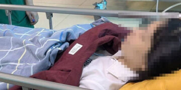 dang tham gia hoi thao co giao tre bat ngo nga guc meo mieng 893.jpg