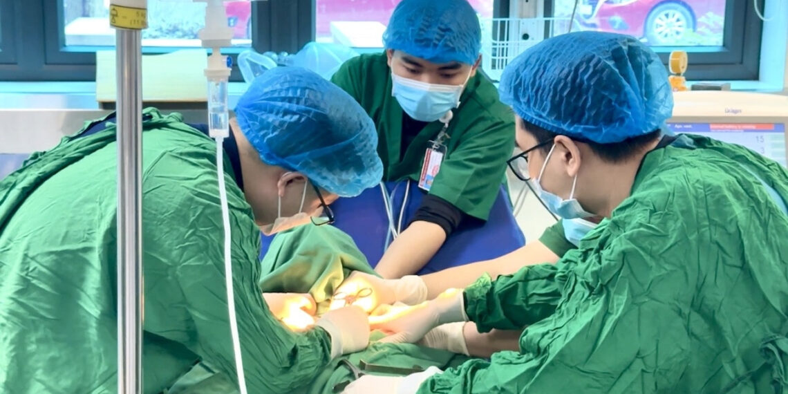 di kham vi nuot vuong nguoi dan ong bat ngo hon me 337.jpg