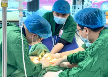 di kham vi nuot vuong nguoi dan ong bat ngo hon me 337.jpg