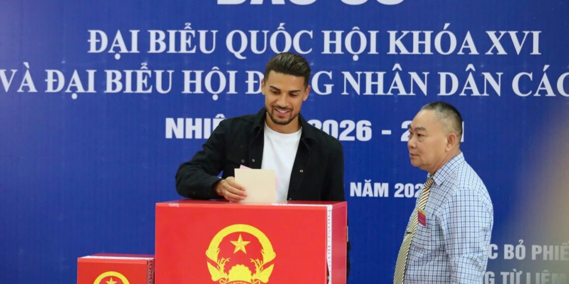 Đỗ Hoàng Hên đi bầu cử, tự hào là người Việt Nam do hoang hen di bau cu tu hao la nguoi viet nam.jpg