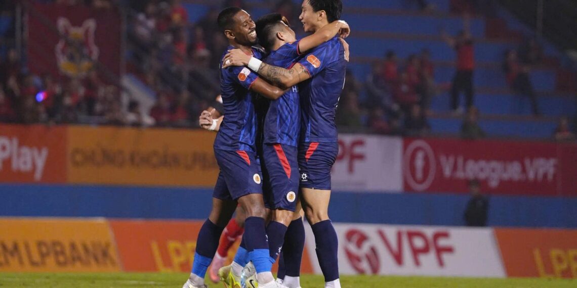 doan van hau tiet lo cau noi cua hlv polking giup cahn danh bai ninh binh fc.jpg