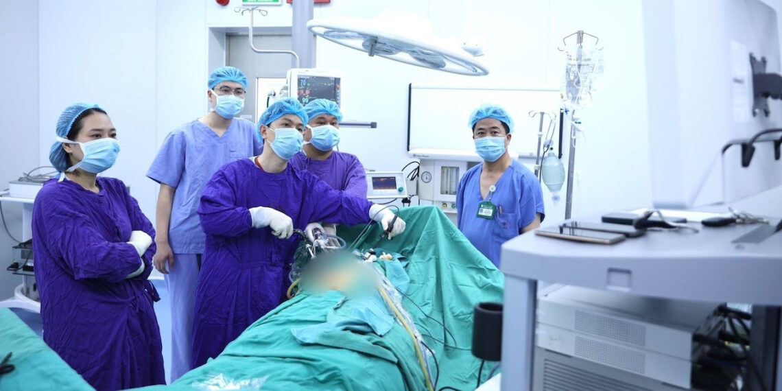 doi qua ram thang gieng moi di kham nguoi dan ong o ha noi phai cat mot doan ruot 1069.jpg