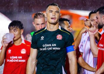 doi tuyen viet nam con dau dau de chiu noi hang cong.jpg