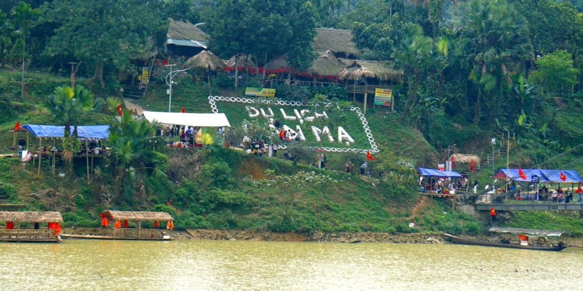 du khach den ngoi lang nguoi thai ben song chu hai rau rung bat ca duoi suoi 2641.jpg