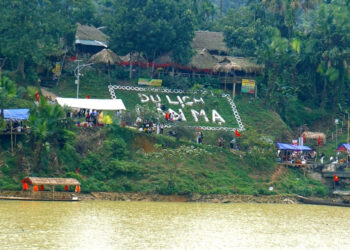 du khach den ngoi lang nguoi thai ben song chu hai rau rung bat ca duoi suoi 2641.jpg