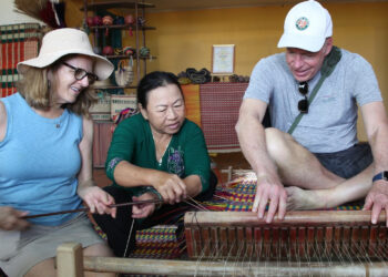 du khach nuoc ngoai hoc lam moc det chieu coi o lang nghe hon 500 nam tuoi 1542.jpg