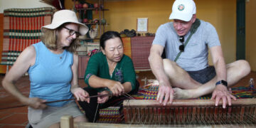 du khach nuoc ngoai hoc lam moc det chieu coi o lang nghe hon 500 nam tuoi 1542.jpg