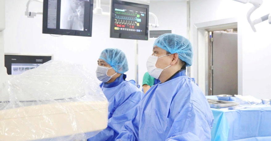 Đưa người đàn ông vỡ u gan vượt 200km đi cấp cứu Đưa người đàn ông vỡ u gan vượt 200km đi cấp cứu