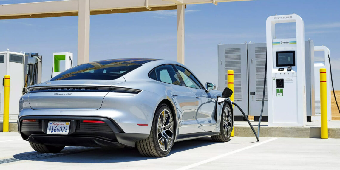 Tìm kiếm xe điện tăng 20% chỉ sau một tuần giá xăng leo thang Tìm kiếm xe điện tăng 20% chỉ sau một tuần giá xăng leo thang