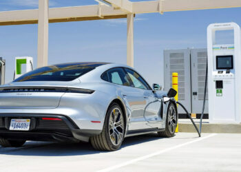 Tìm kiếm xe điện tăng 20% chỉ sau một tuần giá xăng leo thang