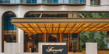 fairmont hanoi noi di san toan cau giao thoa hon cot kinh ky 1982.jpg