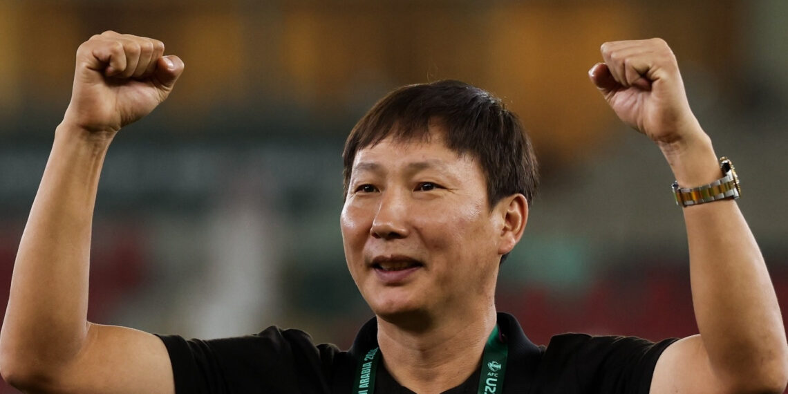 fifa vi hlv kim sang sik nhu phu thuy truoc tran tai dau malaysia 2458.jpg