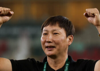 fifa vi hlv kim sang sik nhu phu thuy truoc tran tai dau malaysia 2458.jpg